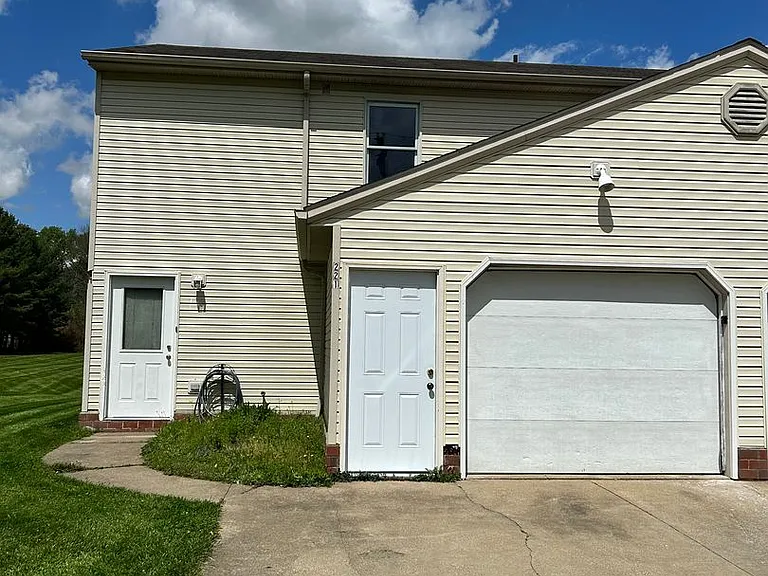 221 Coulter St — Photo 1