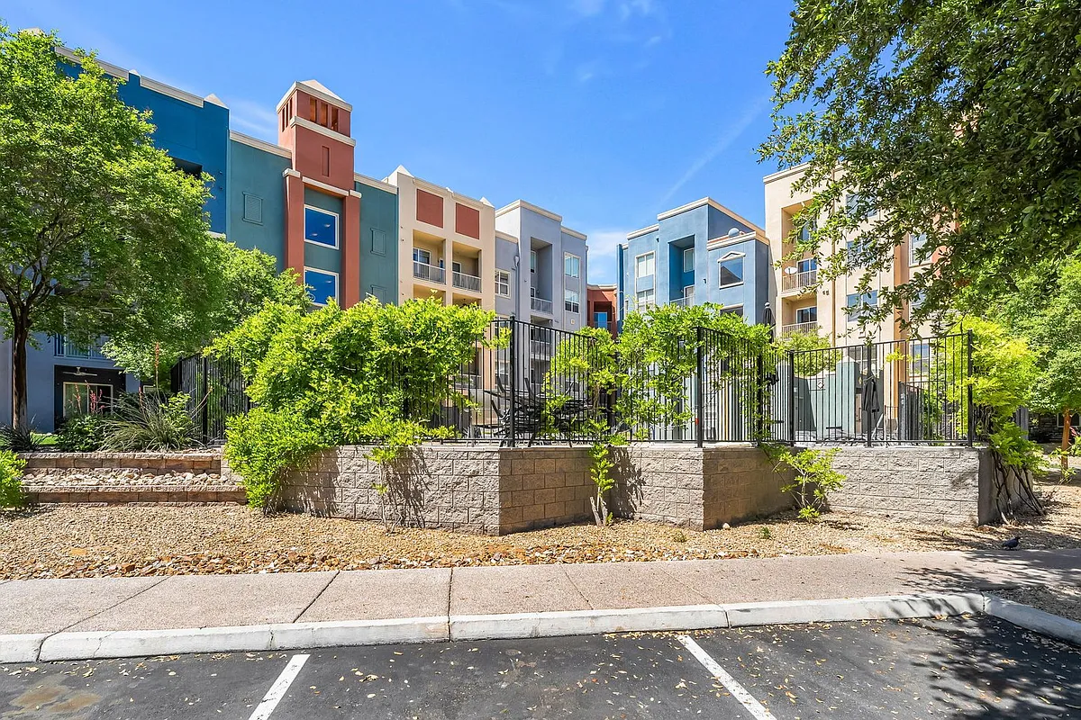 Building Photo - 38 E Serene Ave #221