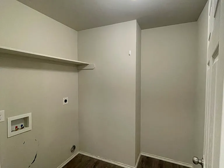Spacious laundry room with washer/dryer hookups