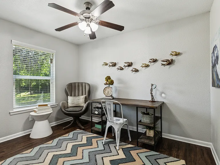 Zeke Apartments — Photo 9