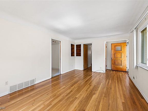 5th image of 3160 Twin Circle Dr