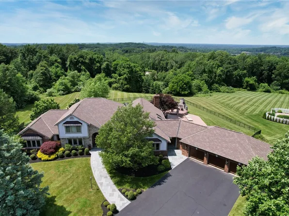 25 Foxboro Ln, Fairport, NY 14450