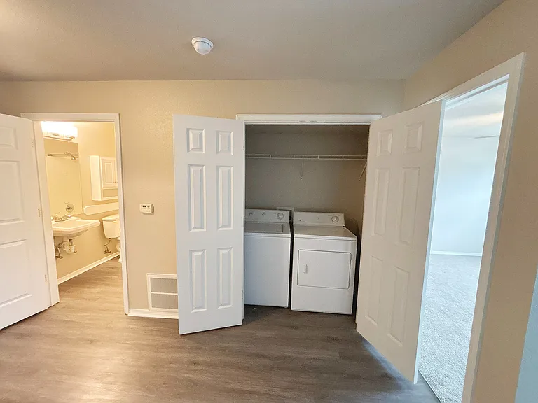 Bay - Laundry Closet