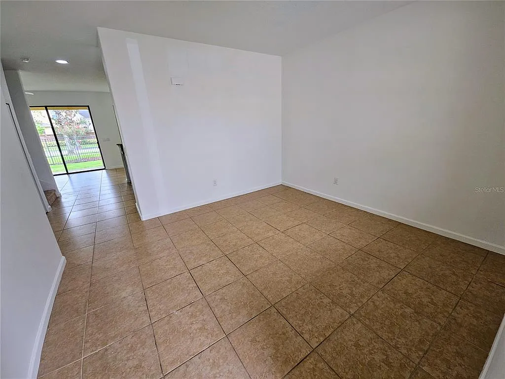3 bed, 2.5 bath, 1687 sqft, $2,200 — Photo 3