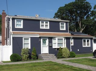 466 N Delaware Ave, Lindenhurst, NY 11757