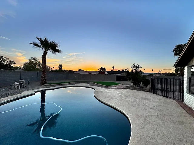 Building Photo - 5626 S La Rosa Dr