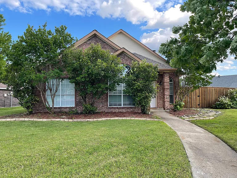 4618 Hunters Ridge Dr — Photo 1