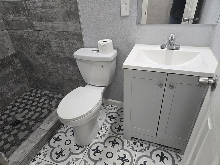 732 Geneva St — Photo 2