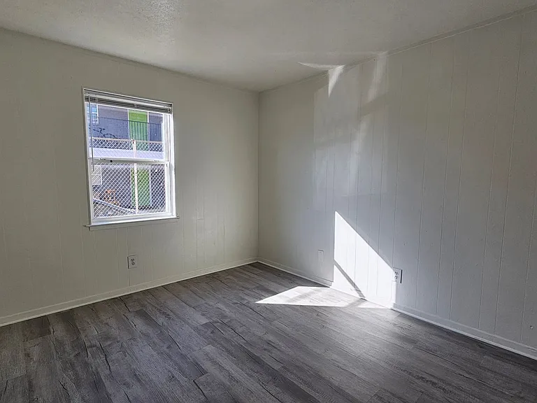 2420 Louise St — Photo 10