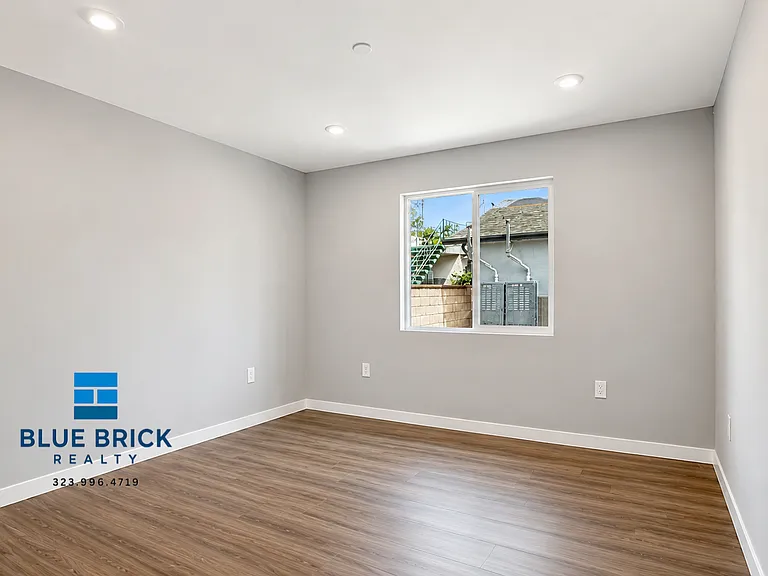 1242 W 93rd St #1/4 — Photo 4