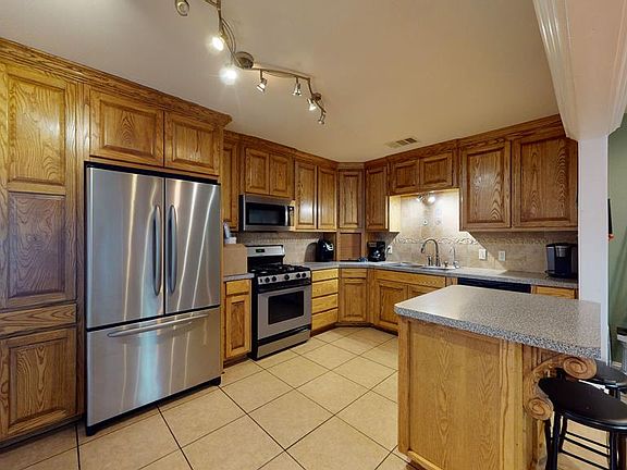 3rd image of 705 Placer Ave