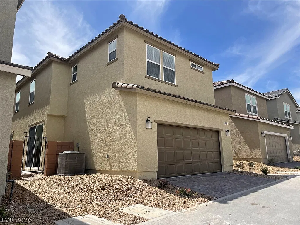 4 bed, 3.0 bath, 2040 sqft, $2,400 — Photo 3