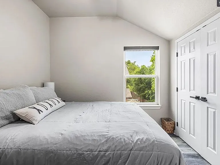 506 Burleson Blvd — Photo 12