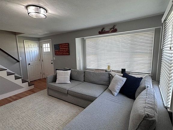 3rd image of 110 Kendall Dr E