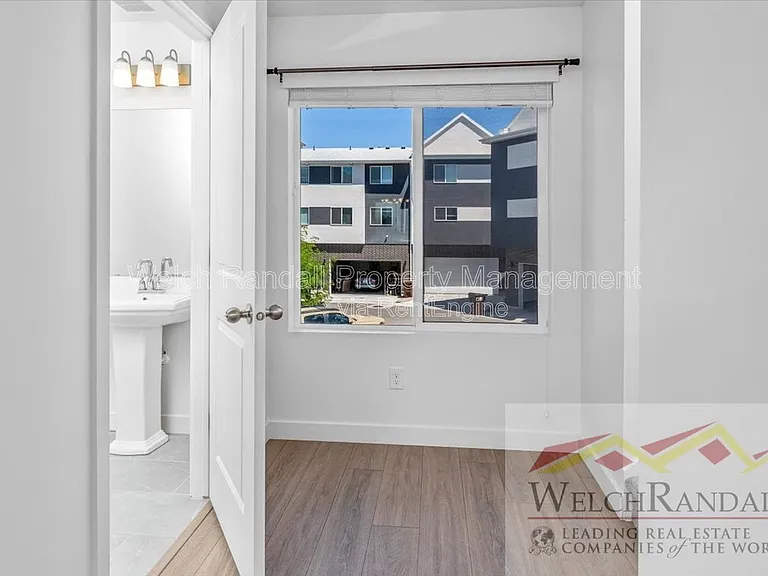82 E Weekes Way — Photo 14