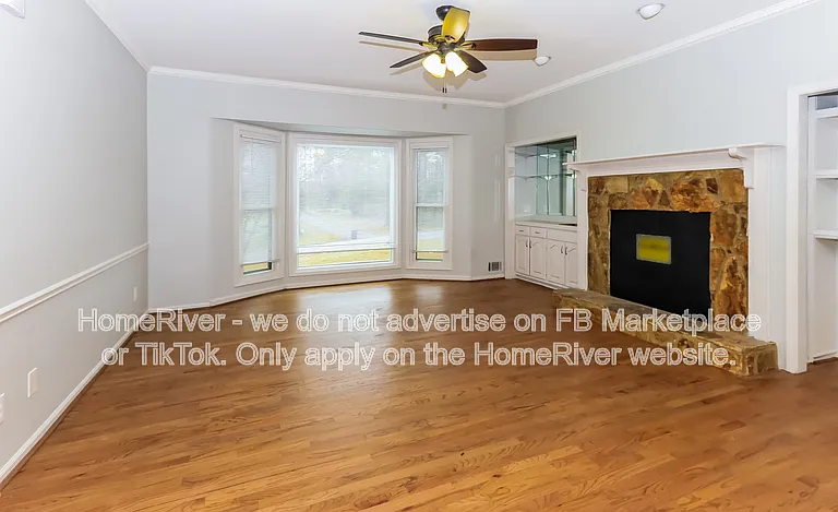 206 Leigh Dr — Photo 2