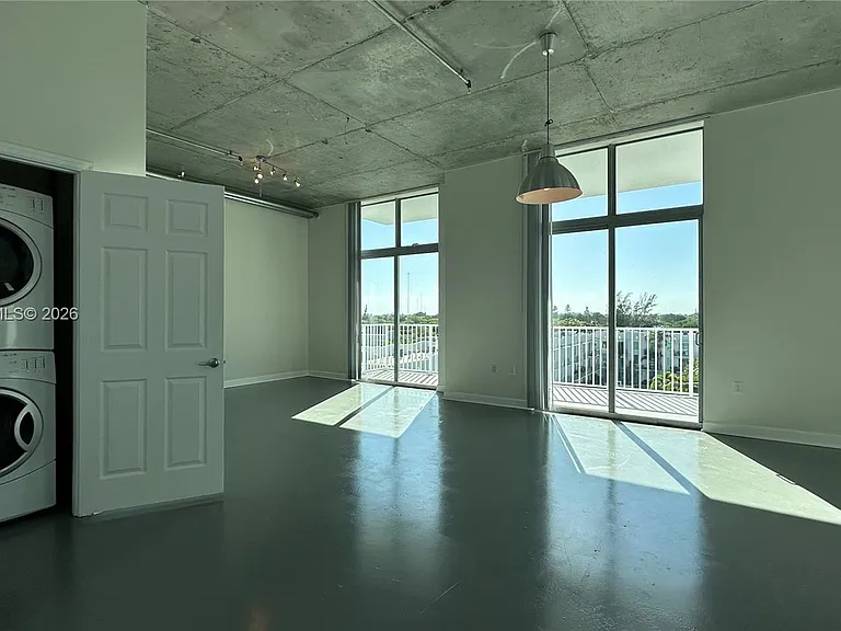 2100 Van Buren St #522 — Photo 3