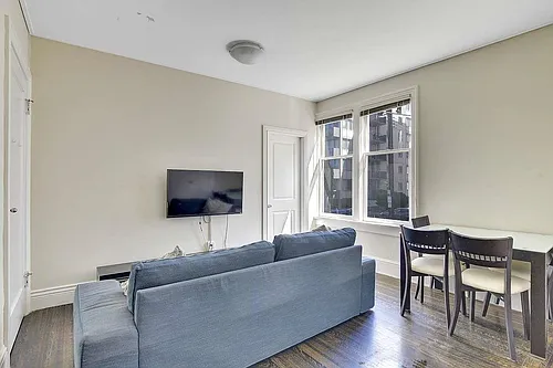 935 Jervis St #10 Photo 1