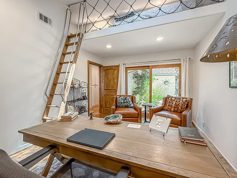 3rs bedroom/Office with loft