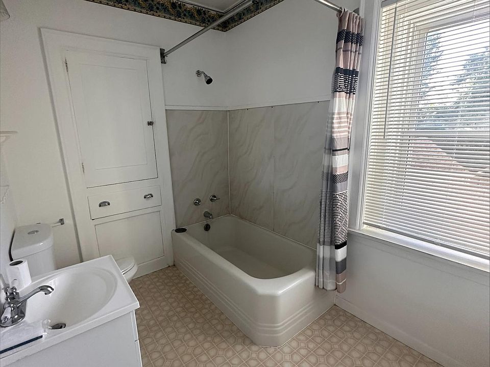 1st image of 18 Lasalle Ave #3