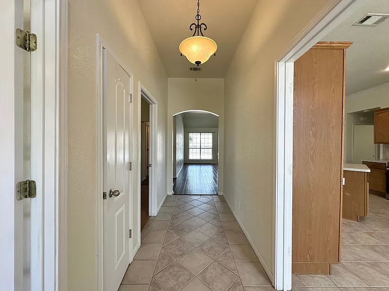 2012 Stonehenge Dr — Photo 2