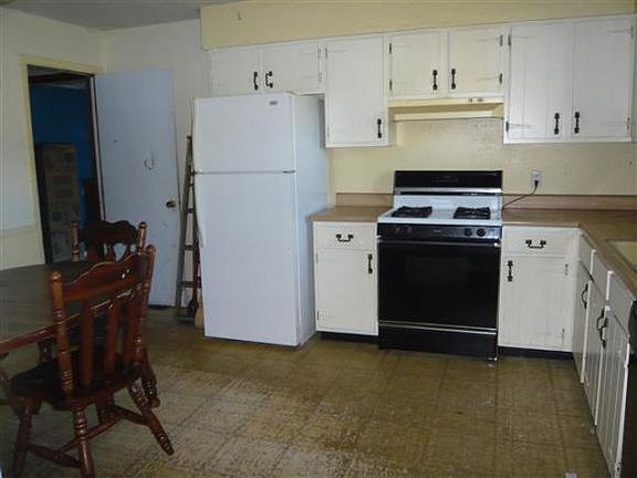 3rd image of 1034 Oxford Ct