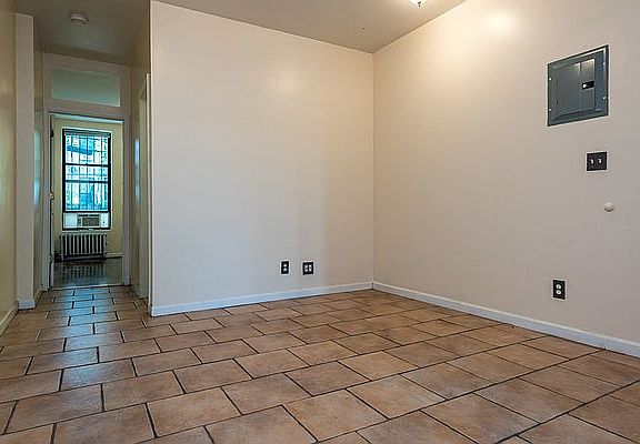 5th image of 300 Jefferson St APT 1R