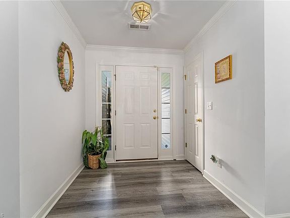 4th image of 218 Heritage Manor Cir