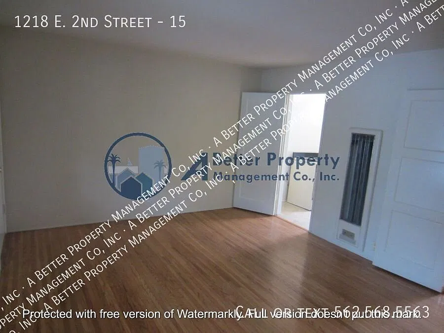 Upper Studio w/hardwood floors & onsite laundry in gated property. — Photo 2
