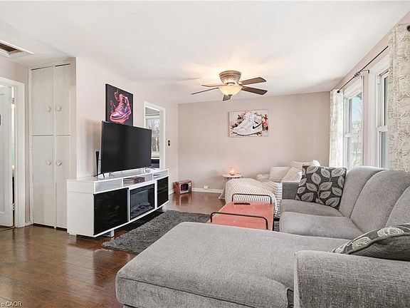 4th image of 66 E 32nd St
