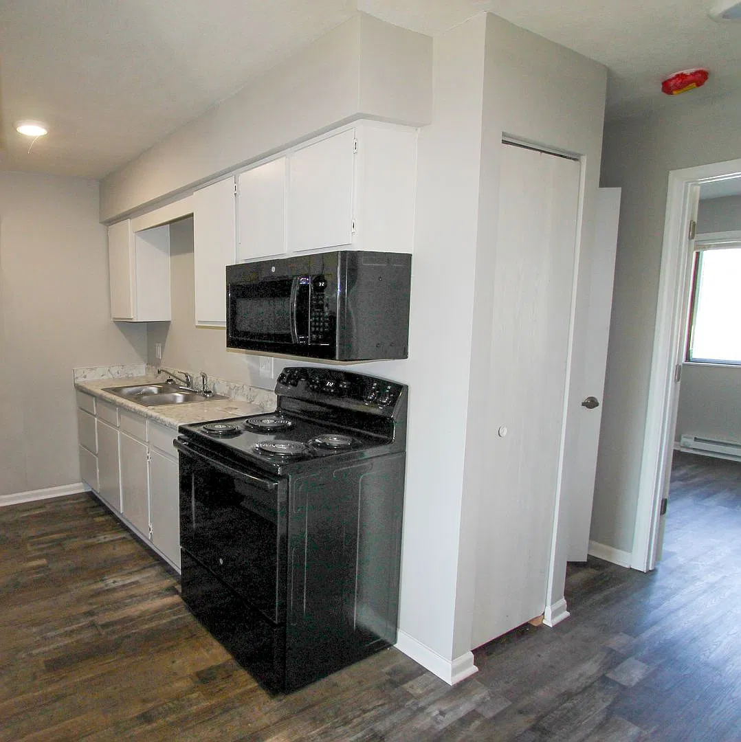 Updated 1 Bedroom Apartments! Pet Friendly! On Site Laundry! — Photo 1