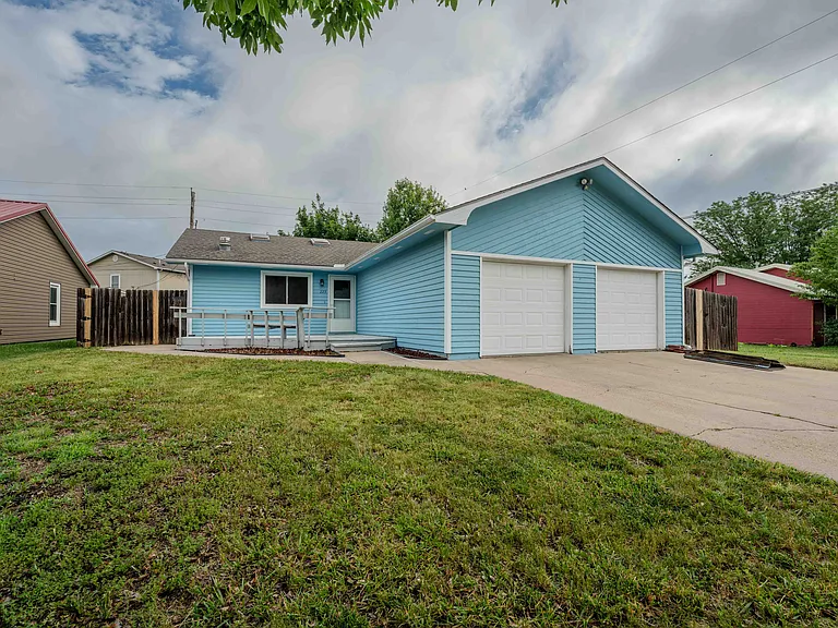 225 Parker Dr — Photo 1