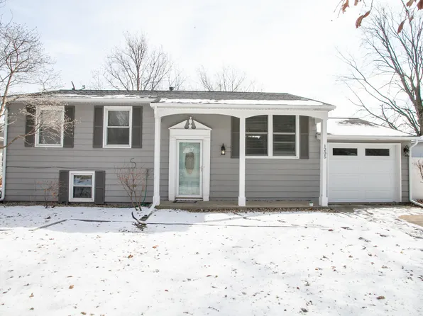 1205 Gettysburg Dr, Bloomington, IL 61704
