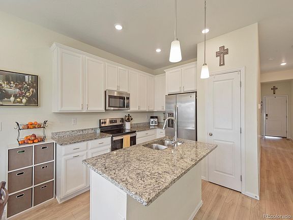 3rd image of 924 Peach Leaf Lane