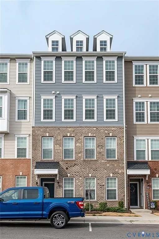 3 bed, 2.5 bath, 2452 sqft, $2,500 — Photo 1