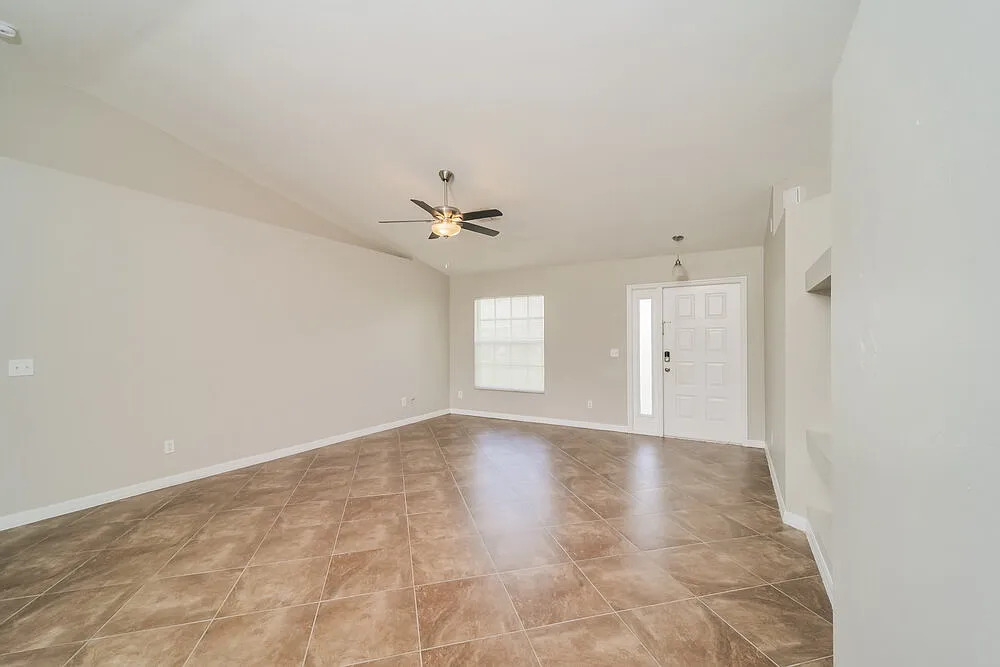 3 bed, 2.0 bath, 1415 sqft, $2,100 — Photo 4