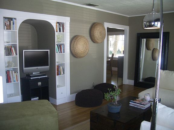 Family Room w/Built-in's
