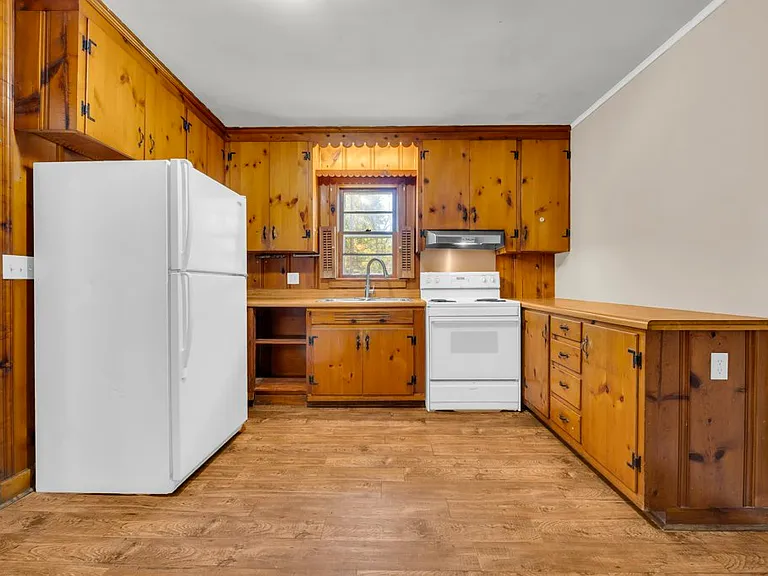 220 Rebecca Ln — Photo 3