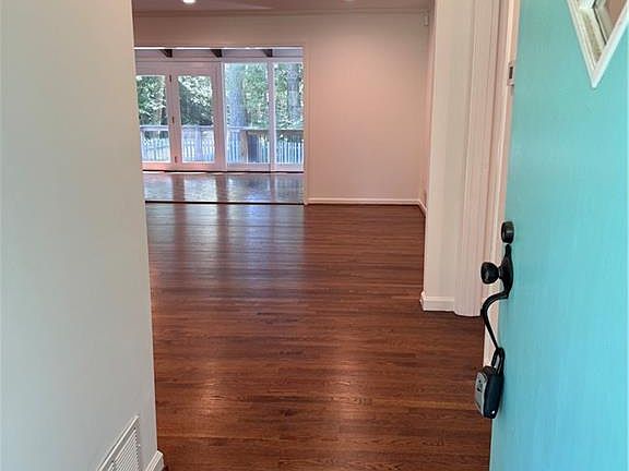 4th image of 304 Colewood Way NW