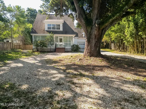 426 E 2nd St, Pass Christian, MS 39571