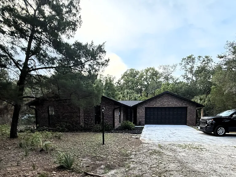 1095 E Graves Ave — Photo 2