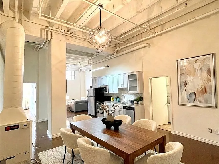 312 W 5th St #201 — Photo 3