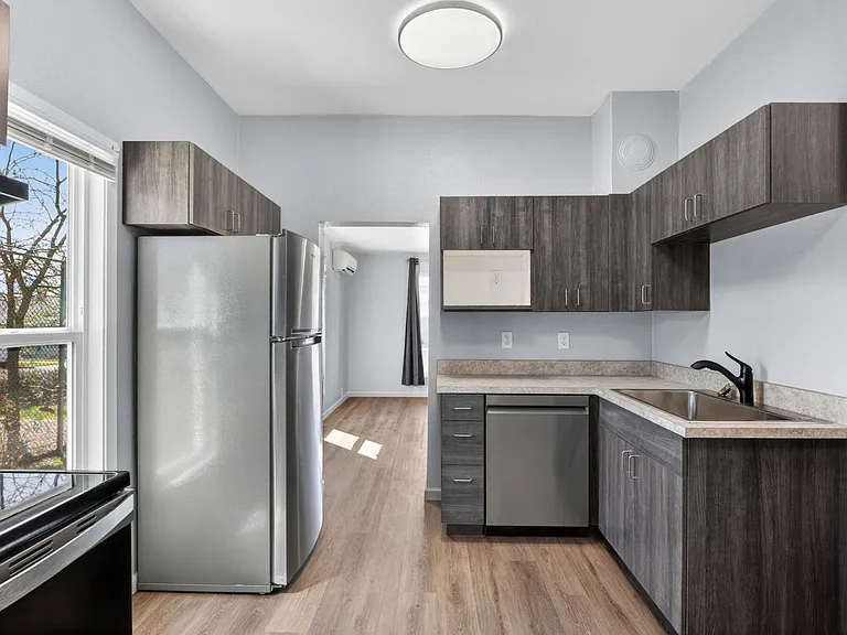 709 E Kiernan Ave — Photo 11