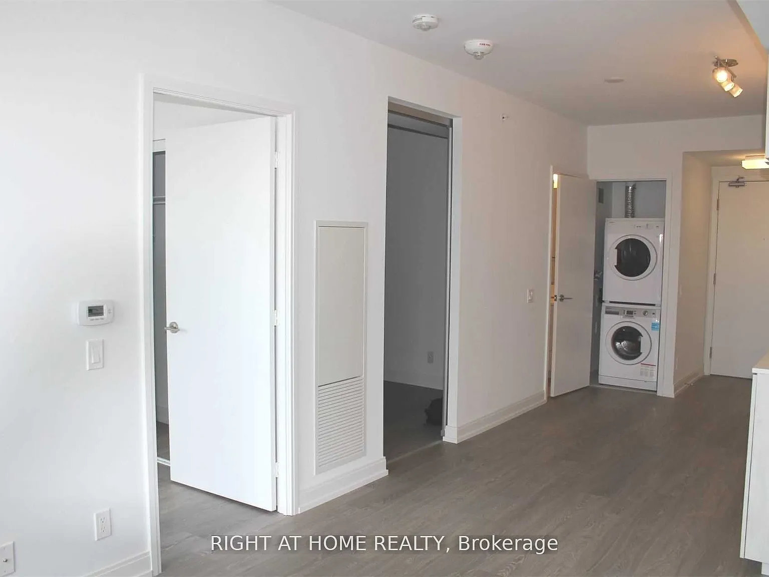 181 Dundas St E — Photo 3