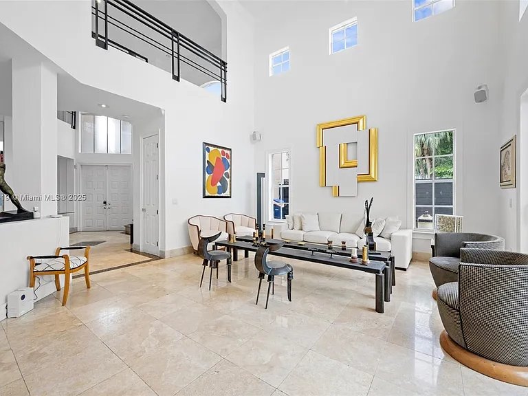 19460 39th Ct — Photo 3