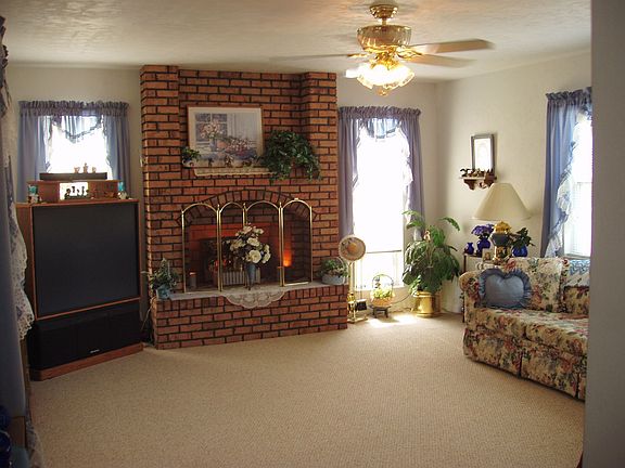 Family Room/Fireplace