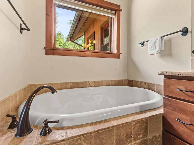 Ensuite Bathroom #3 | BathTub