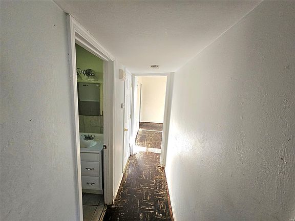 4th image of 10060 Sheldon Dr