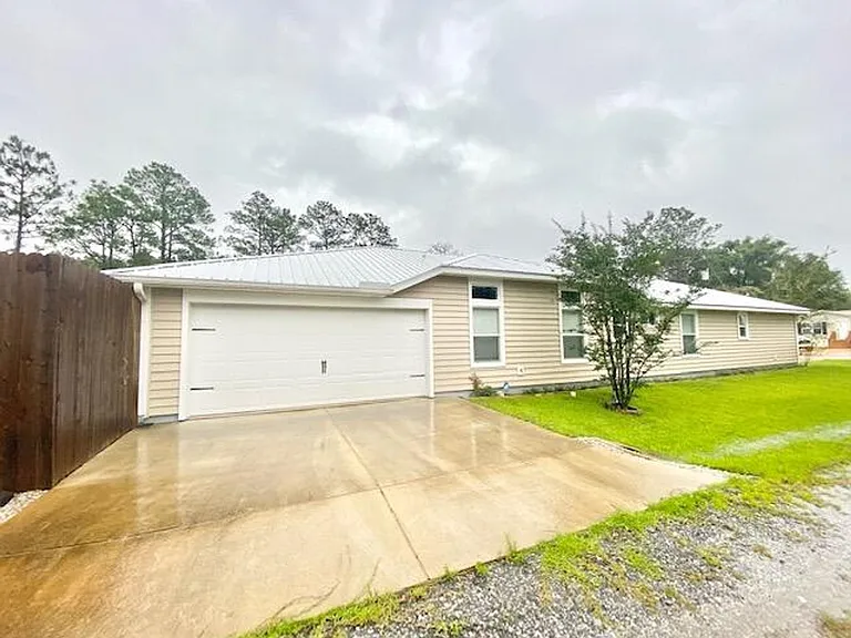 210 Pines St — Photo 3