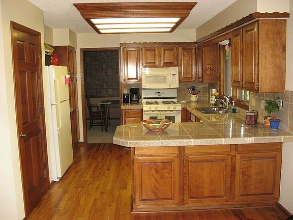Spacious eat-in-kitchen w/new granite counters!
